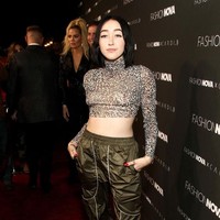 Noah Cyrus, adik dari Miley Cyrus, bergaya dengan cropped top dan celana sporty yang mengekspos perut ratanya. (Foto: Getty Images)