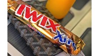 Punya tubuh yang langsing, ternyata Deepika pun gemar menikmati jus jeruk dan cokelat Twix. Foto: Instagram @deepikapadukone