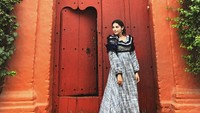 Sambil traveling, Laura memamerkan keindahan Kolombia di akun Instagrammnya. Di foto ini, Laura sedang berpose di depan bangunan Santa Fe De Antioquia, Kolombia.(laurabarjum/Instagram)