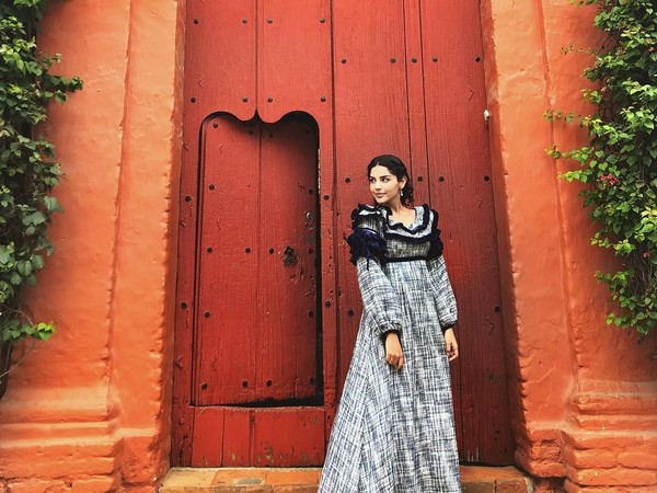 Sambil traveling, Laura memamerkan keindahan Kolombia di akun Instagrammnya. Di foto ini, Laura sedang berpose di depan bangunan Santa Fe De Antioquia, Kolombia.(laurabarjum/Instagram) Sambil traveling, Laura memamerkan keindahan Kolombia di akun Instagrammnya. Di foto ini, Laura sedang berpose di depan bangunan Santa Fe De Antioquia, Kolombia.(laurabarjum/Instagram)