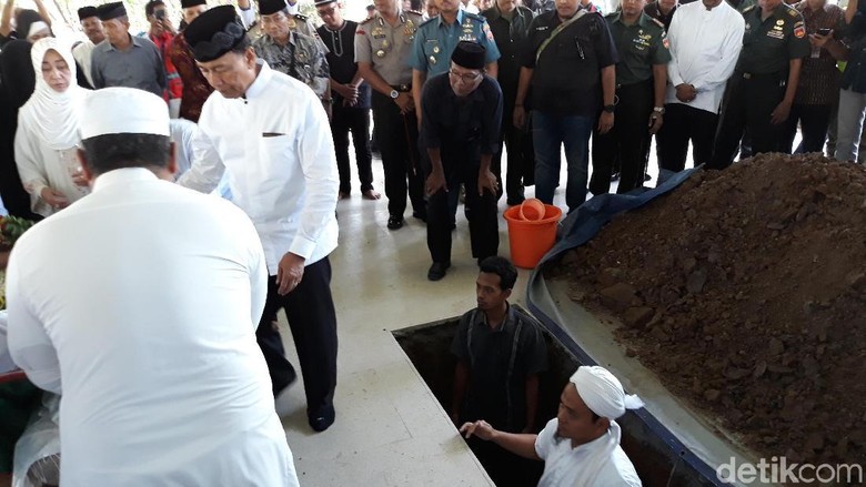 Makamkan Cucu, Wiranto Kenang Putrinya yang Meninggal 40 Tahun Lalu Makamkan Cucu, Wiranto Kenang Putrinya yang Meninggal 40 Tahun Lalu