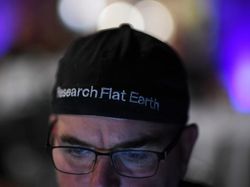 Penganut Bumi Datar Berkumpul Memantapkan Keyakinannya