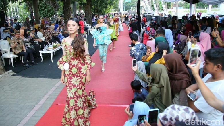 Fashion On The Pedestrian Awali Banyuwangi Batik Festival 2018 Fashion On The Pedestrian Awali Banyuwangi Batik Festival 2018