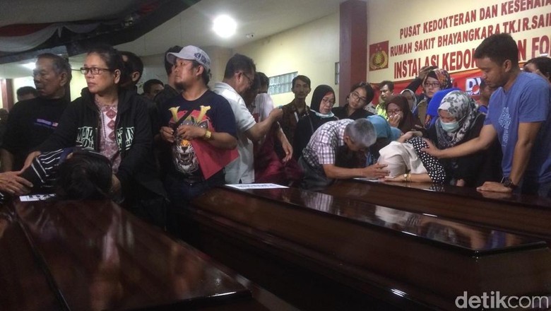 RS Polri Serahkan 3 Jenazah Korban Lion Air ke Keluarga RS Polri Serahkan 3 Jenazah Korban Lion Air ke Keluarga