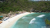 Beginilah pemandangan Pantai Atuh dari ketinggian. Pantai ini diapit oleh dua tebing yang cukup tinggi. (Syanti/detikTravel)
