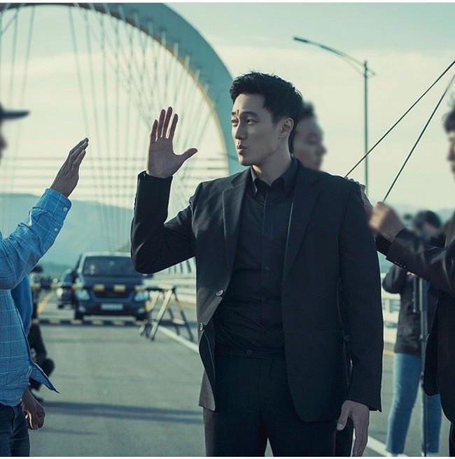 Setelah terakhir kali membintangi drama Korea Oh My Venus pada 2015, So Ji Sub kembali menampilkan pesonanya di drama Terius Behind Me yang tayang perdana pada September 2018 dan tamat pada 15 November 2018. Foto: Instagram @mbcdrama_now