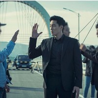 Setelah terakhir kali membintangi drama Korea Oh My Venus pada 2015, So Ji Sub kembali menampilkan pesonanya di drama Terius Behind Me yang tayang perdana pada September 2018 dan tamat pada 15 November 2018. Foto: Instagram @mbcdrama_now