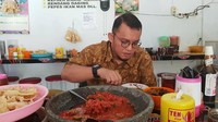 Nah, ini bukti lain Dahnil suka pedas. Ia nampak siap melahap sambal dadak di cobek besar. Huahhh! Sambal dadakan menambah kenikmatan kuliner nusantara, tulisnya. Foto: Instagram dahnil_anzar_simanjuntak