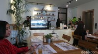 Meja resepsionis di area lobby hotel dihilangkan. Berganti dengan coffee shop bernama Casa Kopi yang berfungsi sebagai tempat nongkrong dekaligus co-working space yang kekinian. (Wahyu/detikTravel)