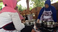 Penduduk Pulau Buku Limau, Kecamatan Manggar, Kabupaten Belitung Timur kini memasak dengan kompor listrik. Nampak Ibu-ibu atau beken disebut Emak-emak sedang menjajal kompor listrik untuk memasak. Istimewa/PLN Wilayah Bangka Belitung.