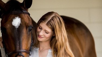 Mereka mendukung penuh hobi anaknya, seperti Jennifer yang hobi olahraga berkuda. Ia dibelikan rumah mewah senilai USD 8,7 juta (Rp 120,7 miliar) di Wellington, Florida.Rumah tersebut memiliki halaman yang begitu luas dan memiliki beberapa kandang kuda. Fasilitas tersebut diperuntukkan bagi Jennifer agar dapat menunggangi hewan yang digunakan untuk menarik delman tersebut di rumahnya. Foto: dok. Instagram