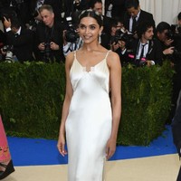 Penampilan Deepika di Met Gala Rei Kawakubo/Comme des Garcons: Art Of The In-Between pada Mei 2017 membuat ia seperti pengantin dengan gaun satin yang simpel dan cantik, keluaran Tommy Hilfiger. Ditambah headpiece berbentuk daun, gayanya semakin mirip pengantin. Foto: Getty Images