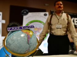 Penganut Bumi Datar Berkumpul Memantapkan Keyakinannya