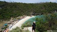 Untuk menuju ke pantai, kamu harus menuruni anak tangga yang lumayan curam! (Syanti/detikTravel)