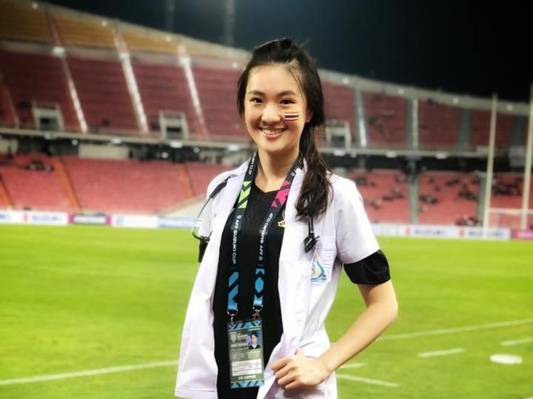 Sirin Triwutpipatkul Finalis Miss Thailand Juga Dokter Timnas di Piala AFF