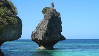 Dua host MTMA yaitu Fero Walandouw dan Bimo Aryo Pergi ke Pantai Batu Payung di Pulau Lakor. Alam bawah lautnya juga keren lho. (Indri Yuliani/My Trip My Adventure)