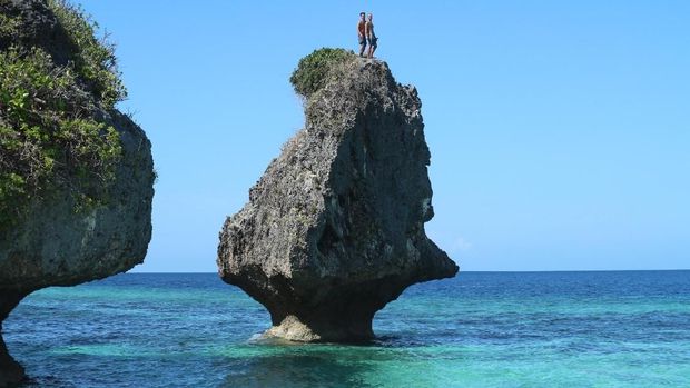 Wisata Petualangan di Maluku, ada Batu Payung di Pulau Lakor, Pantai Liang di Ambon, Air Terjun Waai di Maluku Tengah dan Desa Tounwawan di Maluku Barat Daya