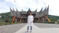 Dia juga berkunjung ke Istano Basa Pagaruyung yang berada di Nagari Pagaruyung, Batusangkar. (najwashihab/Instagram)