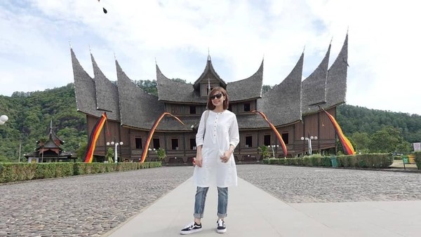Dia juga berkunjung ke Istano Basa Pagaruyung yang berada di Nagari Pagaruyung, Batusangkar. (najwashihab/Instagram) Dia juga berkunjung ke Istano Basa Pagaruyung yang berada di Nagari Pagaruyung, Batusangkar. (najwashihab/Instagram)