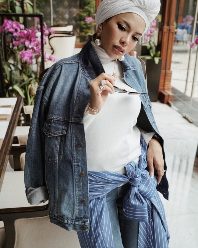 Selain kemeja oversized, Nikita juga memilih oversized denim jacket ala street style yang digandung anak muda. Tampaknya ia mulai memperlihatkan seleranya dalam berbusana meski tampil tertutup. Foto: Instagram/NikitaMirzaniMawardi_17