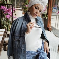 Selain kemeja oversized, Nikita juga memilih oversized denim jacket ala street style yang digandung anak muda. Tampaknya ia mulai memperlihatkan seleranya dalam berbusana meski tampil tertutup. Foto: Instagram/NikitaMirzaniMawardi_17
