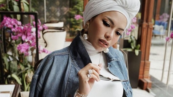 Nikita Mirzani Diisukan Lepas Hijab, Lihat Gaya Terbarunya Pakai Turban