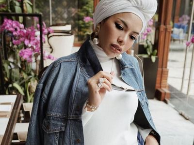 Nikita Mirzani Diisukan Lepas Hijab, Lihat Gaya Terbarunya Pakai Turban