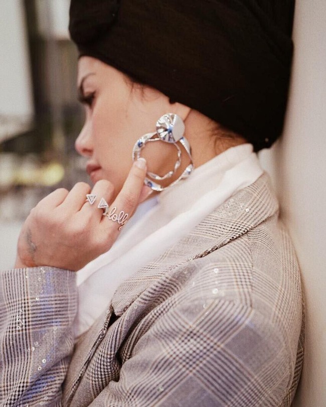 Nikita Mirzani memadukan turban dengan baju turtleneck untuk menutupi lehernya. Anting-anting cantik melengkapi penampilannya menjadi lebih stylish. Foto: Instagram/NikitaMirzaniMawardi_17