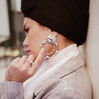 Nikita Mirzani memadukan turban dengan baju turtleneck untuk menutupi lehernya. Anting-anting cantik melengkapi penampilannya menjadi lebih stylish. Foto: Instagram/NikitaMirzaniMawardi_17