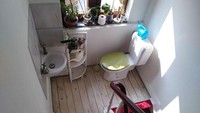 Niatnya agar unik, tapi malah jadi aneh. Kok naruh toilet di situ? Istimewa/TheInbreddragon.