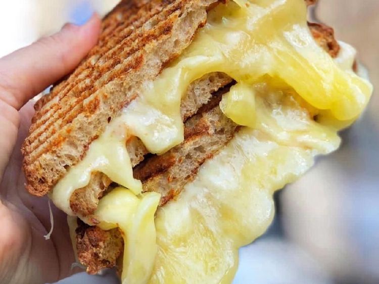 Siapa Mau Sarapan Sandwich Isi Keju Leleh Creamy Ini?