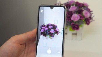 Adapun kamera belakangnya 22,6 megapixel. Foto: Android Community
