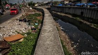 Hal itu menyebabkan sungai tidak mengalir dan dapat menyebabkan banjir saat musim hujan.