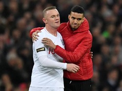 Di pertengahan babak kedua, seorang fans nekat masuk ke dalam lapangan. Dia memeluk Rooney dan langngsung keluar lapangan selepas itu. (Foto: Toby Melville/Reuters)