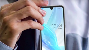Karena wujudnya yang kompak, nyaman dimasukkan ke saku. Foto: Android Community