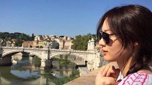 Asyiknya Nagini Saat Pergi Traveling Keliling Dunia
