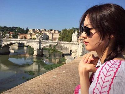 Asyiknya Nagini Saat Pergi Traveling Keliling Dunia