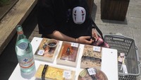 Berlibur ke Taipei, Cella lebih memilih makan kemasan untuk menu makan siangnya, ditengah jalan-jalan. Foto: Instagram @cindercella