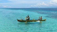 Kalau di Ambon, ada Pantai Liang di Salahutu. Di sana kita bisa berenang, main sampan dan menikmati suasana sambil minum es kelapa. Segarnya! (Indri Yuliani/My Trip My Adventure)