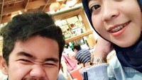 Ciyee Ijal lagi ngedate bareng pacarnya. Segelas minuman dingin jadi teman malam mingguan nih. Foto: Instagram @mrijalmulyana2