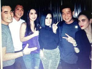 Kabarnya Nikah di Jepang, Syahrini-Reino Barack Serba Hitam di Singapura