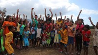 Warga Maluku yang sangat ramah. Jangan ragu untuk bertegur sapa dengan anak-anak di Desa Tounwawan, Gunung Kerbau di Pulau Moa, Maluku Barat Daya. (Indri Yuliani/My Trip My Adventure)
