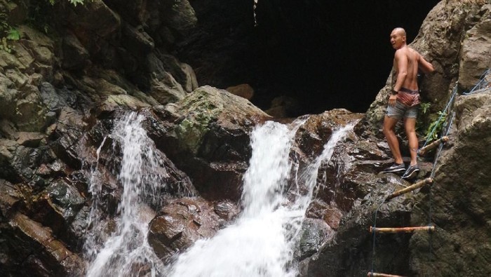Wisata Petualangan di Maluku, ada Batu Payung di Pulau Lakor, Pantai Liang di Ambon, Air Terjun Waai di Maluku Tengah dan Desa Tounwawan di Maluku Barat Daya