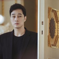 Paras tampan yang dimiliki aktor berusia 41 tahun di Terius Behind Me ini berhasil membius penonton terutama wanita. Drama ini berhasil mendapatkan ratting tinggi dan mempertahankan posisi teratas sebagai drama yang paling banyak ditonton di slot Rabu dan Kamis. Foto: Instagram @mbcdrama_now