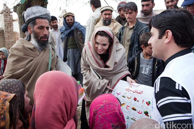 Sebagai Duta Badan Pengungsi PBB (UNHCR), Angelina Jolie kerap mengunjungi pengungsi korban perang, salah satunya pengungsi Suriah di Lebanon. Saat melakukan kegiatan mulia itu, Angelina Jolie sering memakai pashmina. Foto: Getty Images