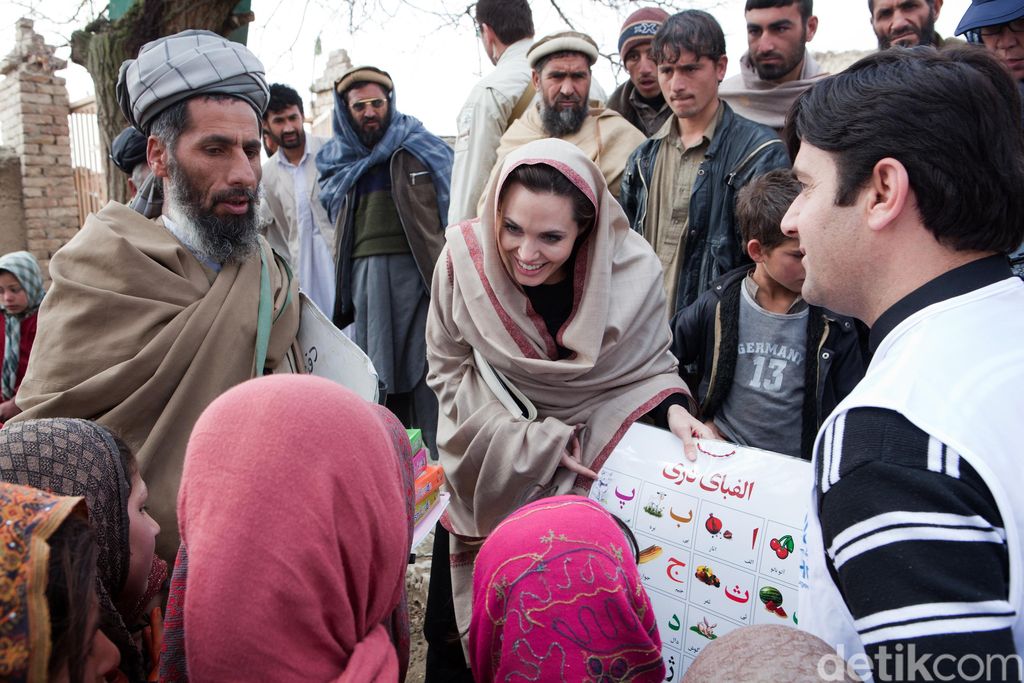 ZAHLE, LEBANON - FEBRUARY 23:  (EDITORIAL USE ONLY) In this handout image provided by United Nations High Commission for Refugees, UNHCR Special Envoy Angelina Jolie meets with young Syrian refugees at an informal tented settlement in Zahle, Bekaa Valley on February 23, 2014 in Zahle, Lebanon. The UNHCR Special Envoy was on a 3 day visit to Lebanon to meet with some of the thousands of refugees who have fled the civil war in Syria. (Photo by Andrew McConnell / UNHCR via Getty Images)