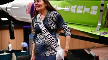 Ada juga Miss Flat Earth. Foto: Denver Post