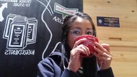 Selain es krim, ia juga pencinta kopi. Begini nih gayanya saat menyesap secangkir kopi hangat. Manis, kan? Foto: Instagram euginepatricia