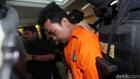 Haris masuk ke rumah korban saat melihat keluarga itu sudah tidur. Dengan linggis yang diambil dari brankas korban, Haris melakukan aksi kejinya itu. Membunuh semua yang ada disana, termasuk kedua anaknya.