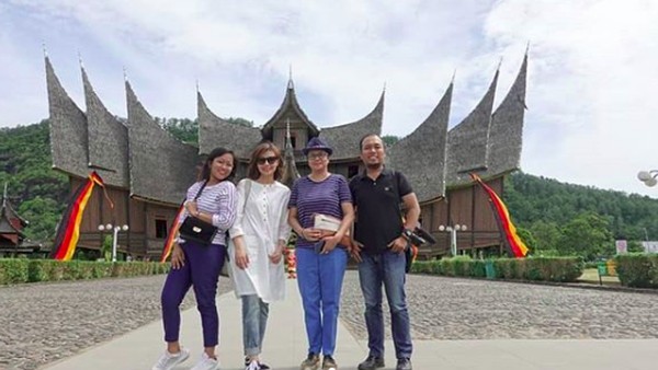 Bila berkunjung ke Sumatera Barat, traveler wajib datang ke istana ini. Kalau kata Najwa, Gak sah kalau gak mampir, dalam caption fotonya. Setuju? (najwashihab/Instagram)